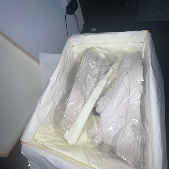 FENDI Flow FF Leather Sneaker - Picture 5 of 10